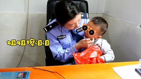 民警上班“带娃”？网友：靠谱！