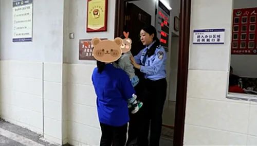 民警上班“带娃”？网友：靠谱！