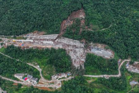 新华全媒+丨湖北五峰山体滑坡仍有7人失联 现场全力展开 搜救