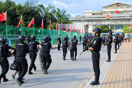 重拳出击，为人民利益而战