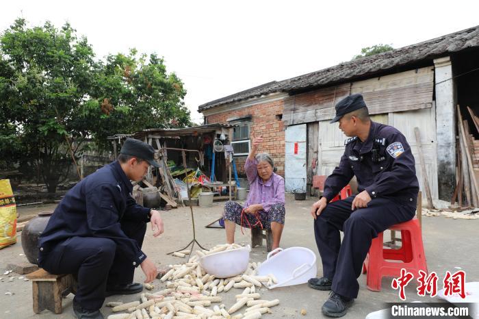 广西北海六旬铁警站好最后一班岗 传好平安“接力棒”