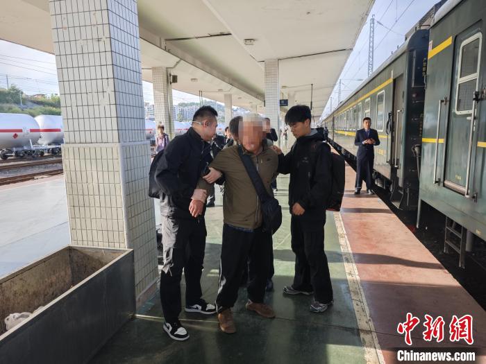 下车抽烟时被抓 潜逃29年越狱犯终落网